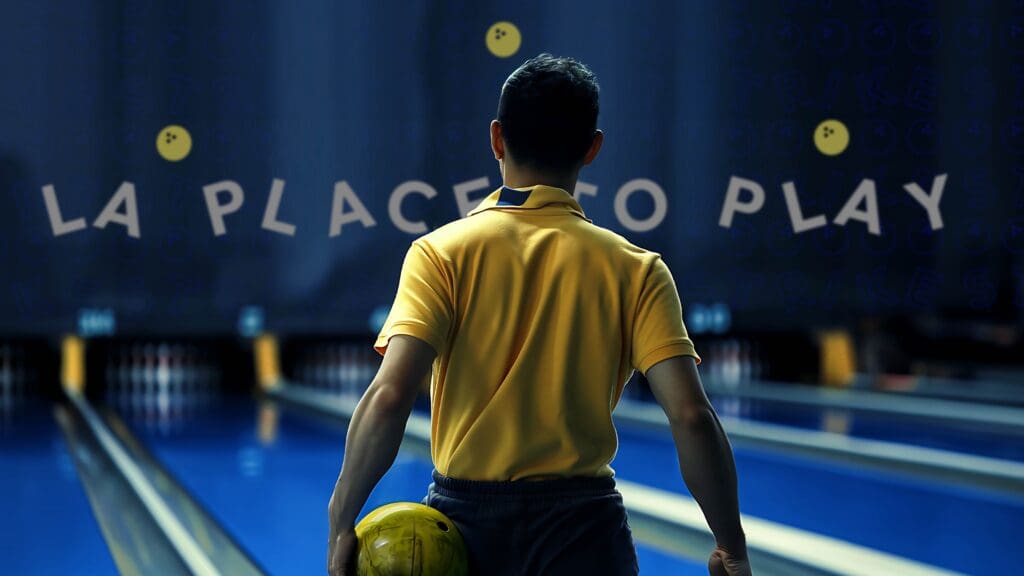 Homme devant une piste de bowling à La Playce.